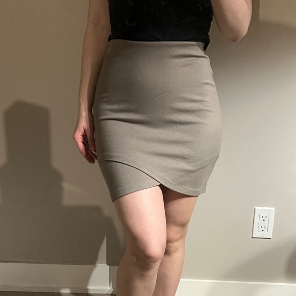 3/25$ 💓 Talula Aritzia Primrose Mini Skirt - Picture 2 of 5